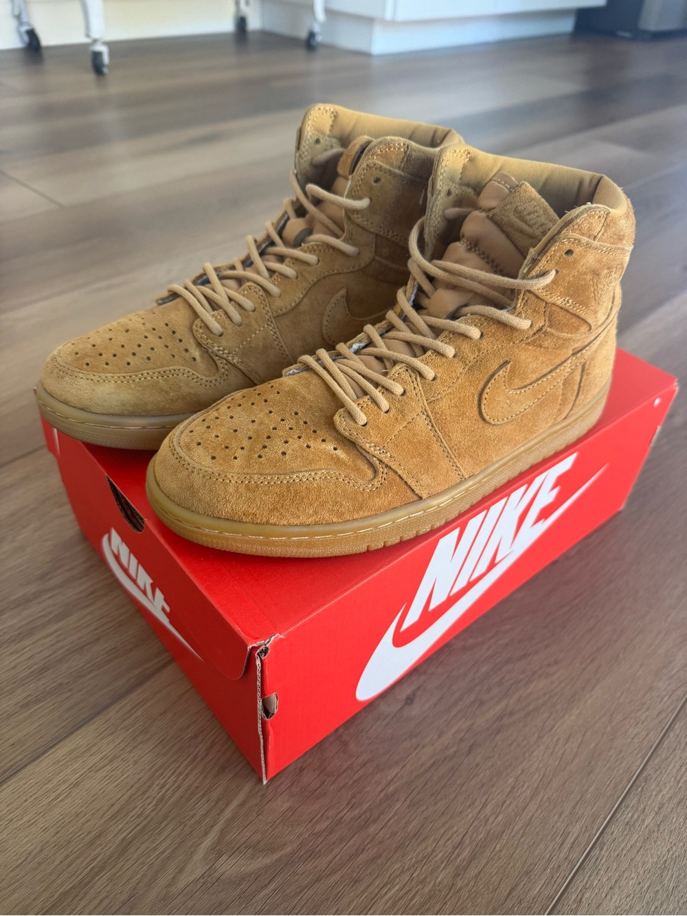 Nike Air Jordan 1 Retro High OG wheat suede high top sneaker  555088-710 - Picture 3 of 8